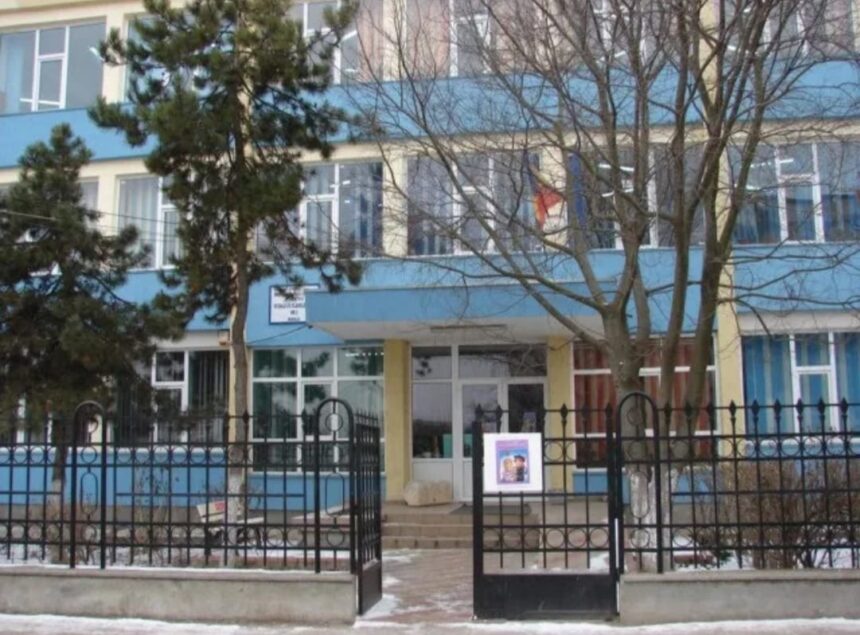 apel umanitar pentru un adolescent din mangalia crescut de fratele si bunica sa scoala gimnaziala nr 3 si asociatia de parinti albatros cer sprijinul pentru operatia ce l ar ajuta pe matei sa scape 690f5c5f4c5a2