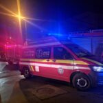 arde o autoutilitara parcata intr o gospodarie din constanta focul s a extins si la acoperisul unei cladiri 690d0a3a15a47