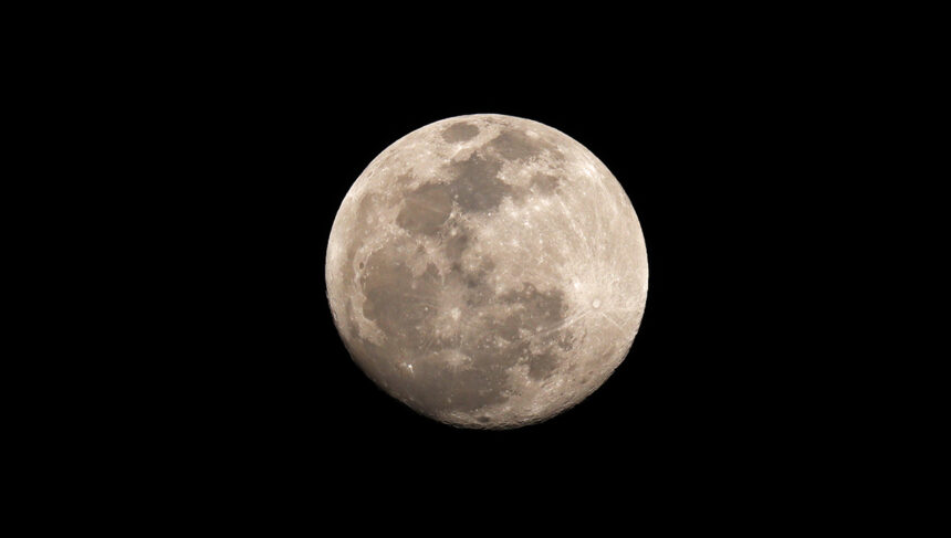 cea mai mare luna plina din 2025 va avea loc saptamana viitoare cand va atinge faza maxima superluna castorului 6906fbccf1879