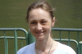 cine a fost doctorita romanca din franta al carei corp a fost gasit carbonizat politistii il cauta pe fiul femeii care este suspect 690b4cb41c3ec