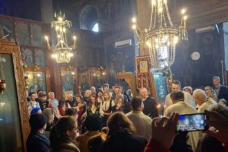 constantenii si au privit istoria in ochi comunitatea elena elpis a refacut legatura vie cu 1878 prin fotografia de pe treptele bisericii grecesti 6923055732f04