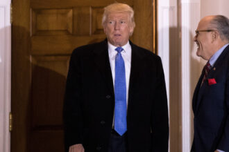 donald trump l a gratiat pe fostul sa avocat si pe alti apropiati acuzati ca ar fi vrut rasturnarea rezultatului alegerilor din 2020 6911e42a7b76d