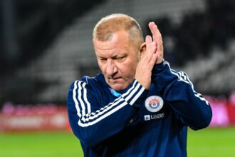 dorinel munteanu face plecaciuni in fata regretatului emeric ienei il avem in inimile noastre 690b603aa0b46