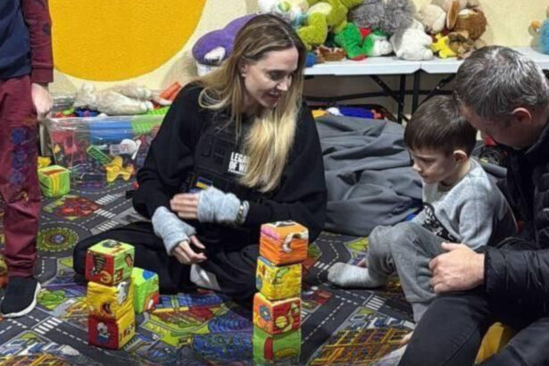 foto angelina jolie a facut o vizita surpriza intr un oras ucrainean devastat de razboi 690b9d804619b