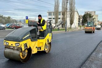 foto atentie soferi confort urban a inceput asfaltarea carosabilului pe strada dezrobirii intre strazile fulgerului si eliberarii 69281a589dac6