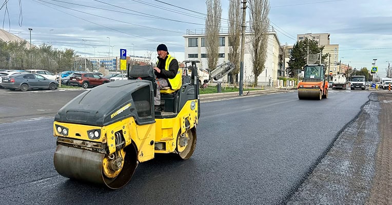 foto atentie soferi confort urban a inceput asfaltarea carosabilului pe strada dezrobirii intre strazile fulgerului si eliberarii 69281a589dac6