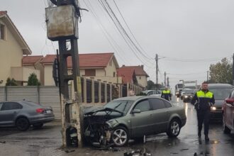 foto doua persoane au fost ranite dupa ce au intrat cu automobilul intr un stalp in lumina 690dd9d36abca
