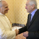 foto papa leon l a primit pe robert de niro la vatican ce cadou i a oferit actorului american 690e60265ef84