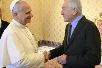 foto papa leon l a primit pe robert de niro la vatican ce cadou i a oferit actorului american 690e60265ef84