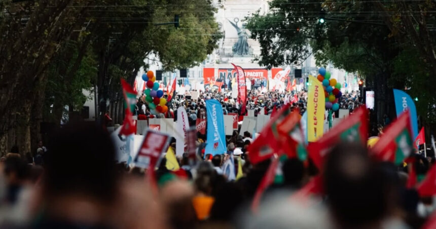 foto proteste la lisabona zeci de mii de portughezi sunt nemultumiti de prevederile legislative care ar face concedierea mai usoara 69105a7f64cb5
