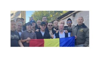 foto video un drapel de 20 de metri patrati a fost oferit catedralei nationale de un grup de militari veterani din constanta 690b08e91aeb0