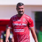 galerie foto budescu fotbalistul cu tricoul cu burta pe drumuri se alege praful de echipa unde a jucat 6908af463972e