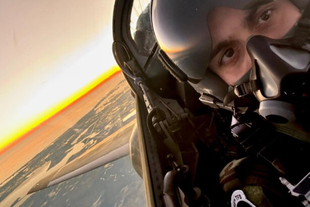 galerie foto cel mai tanar instructor pentru viitorii piloti nato detasat in sua e roman cand vine vorba de zbor vorbim cu totii aceeasi limba 690b57307d3f7