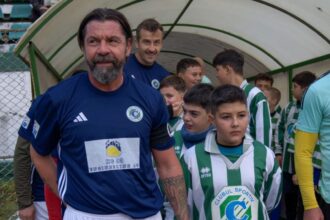 galerie foto il recunosti a castigat trei trofee cu dinamo si inca joaca fotbal la 50 de ani 691272ea77b7d