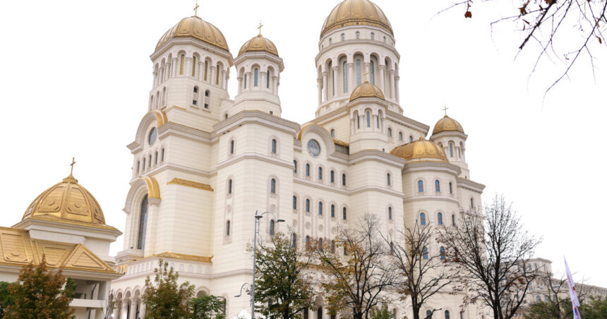 inchinarea credinciosilor in sfantul altar al catedralei nationale se incheie miercuri la miezul noptii cand va fi redeschis lacasul 6909e61c183a2