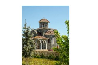 manastirea colilia isi sarbatoreste hramul intrarea in biserica a maicii domnului credinciosii se pot inchina la racla cu 30 de sfinte moaste 690b52beb1dd1