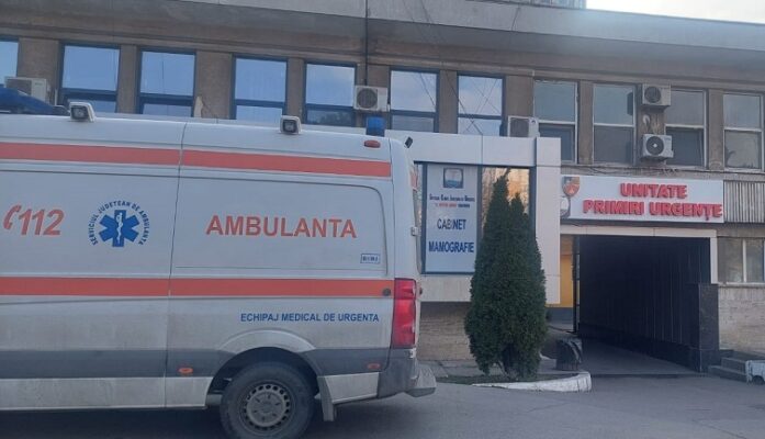 o femeie de 71 de ani a cazut de la etajul i al unui bloc din constanta a fost transportata la spital 6908cbc7364a7