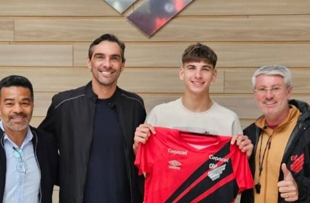oficial fiul cristinei pirv joaca fotbal si a semnat in brazilia 690deaa335426