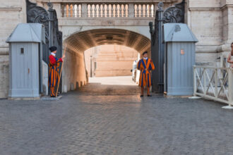 un membru al garzii elvetiene a vaticanului anchetat pentru un presupus incident antisemit 69121578502df