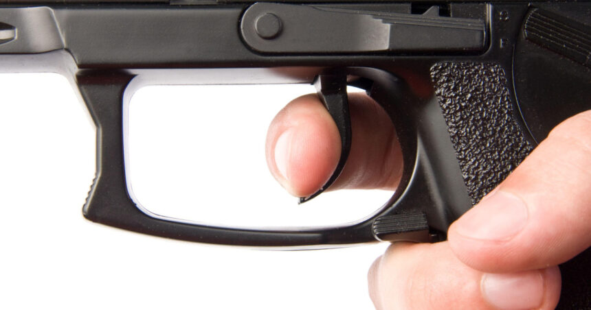 un tanar din botosani s a laudat cu un pistol pe retelele sociale ce au gasit politistii la perchezitie 6908982038b4e