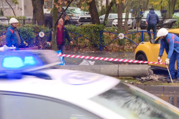 video accident grav in bucuresti un stalp de electricitate s a prabusit pe bulevard dupa ce o masina l a lovit in plin o persoana ranita 690efe705fdf6
