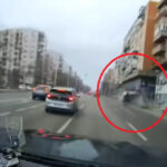video accident grav in iasi o femeie a pierdut controlul masinii si s a rasturnat pe trotuar dupa o manevra periculoasa a altui sofer 6910c7720fc2f