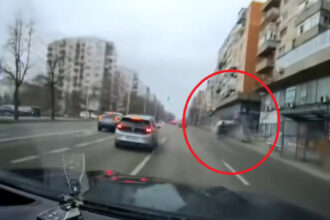 video accident grav in iasi o femeie a pierdut controlul masinii si s a rasturnat pe trotuar dupa o manevra periculoasa a altui sofer 6910c7720fc2f
