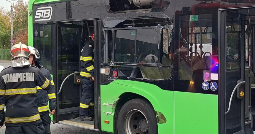 video accident intre un autobuz si un tramvai in bucuresti opt persoane sunt ranite circulatia liniei 41 este blocata 6909cd8103d79
