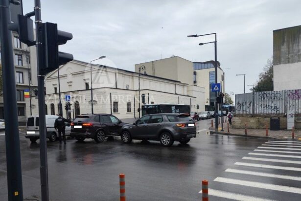 video accident rutier in constanta doua autoturisme s au ciocnit langa teatrul de stat 690b251a9e05e