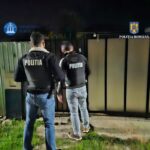video barbat din valu lui traian suspectat ca impusca pisici cu munitie artizanala facuta din cuie ce au gasit politistii in curtea individului 6912d5c9e2f9c