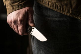 video cosmar intr un cartier din galati localnicii terorizati de un vecin care ii ameninta si ii loveste a fugarit copiii cu cutitul 691048e672be9