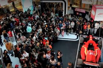 video exclusiv mii de fani formula 1 au venit la mall ca sa vada masina ferrari de jucarie condusa de lewis hamilton 691213ea32973
