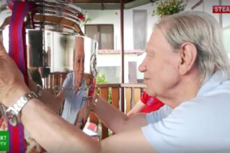 video momentul emotionat in care emerich ienei a sarutat cupa campionilor europeni dupa 35 de ani cuvintele marcante ale legendarului antrenor 690b2f1f58032