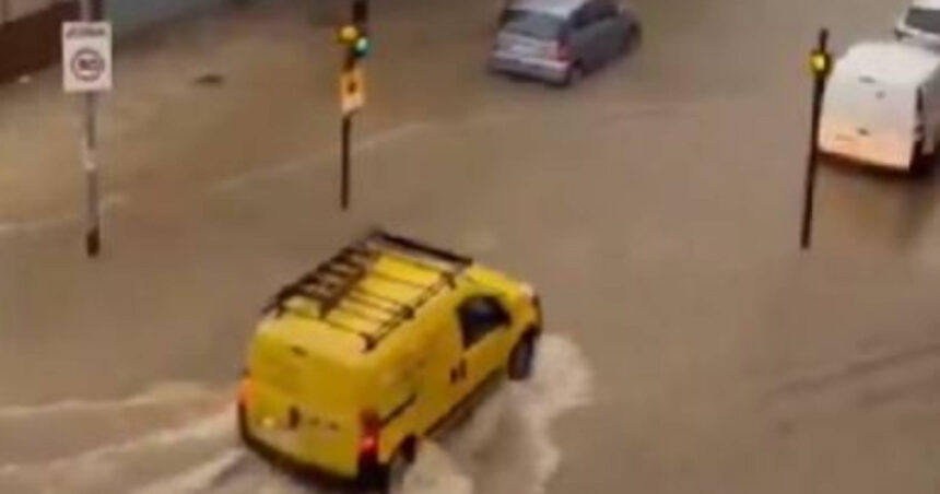 video spania maturata de inundatii strazi sub apa copaci cazuti zboruri si cursuri universitare anulate 690d9ecadd479