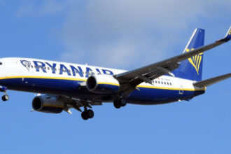 video un avion a ramas blocat pe pista aeroportului din cluj dupa aterizare unul dintre piloti a fost luat cu ambulanta inconstient 6909aa5c2baa4