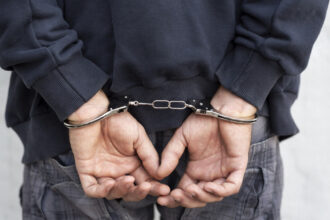 video un barbat abia eliberat din inchisoare a fost arestat din nou chiar la poarta penitenciarului deva care este motivul 690b06764798a