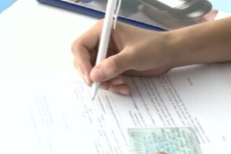 video un contabil a furat 1 200 000 de lei de la doua scoli din sectorul 5 pentru care lucra procurorii au efectuat joi trei perchezitii 690c661ed0136