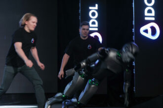 videofoto rusia si a prezentat primul robot umanoid cu ai a intrat triumfal pe scena dar a cazut in cap dupa doar 15 secunde 69144458a7782