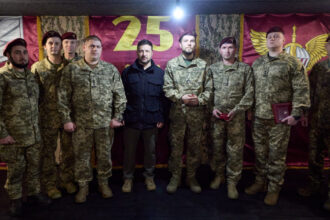 videofoto zelenski a vizitat cel mai fierbinte punct de pe front unde putin arunca zeci de mii de soldati pentru a l cuceri 690a36e8818cf