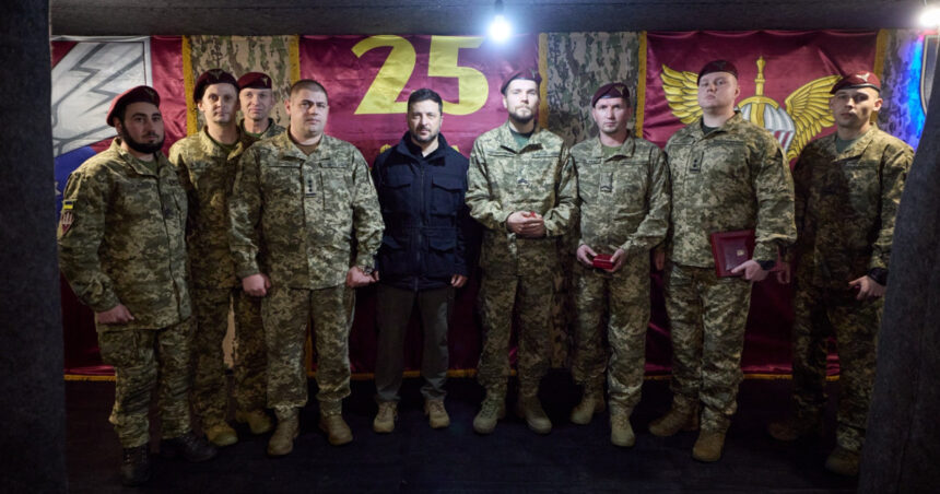 videofoto zelenski a vizitat cel mai fierbinte punct de pe front unde putin arunca zeci de mii de soldati pentru a l cuceri 690a36e8818cf