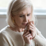 o femeie de 52 de ani a renuntat sa si mai vopseasca parul alb la interviuri angajatorii o respingeau imi amintea de mama 694a83587b837