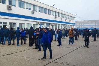 salariatii de la ct bus protest la usa lui chitac 694507a05e58f