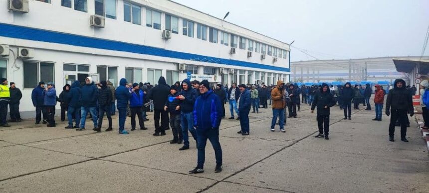 salariatii de la ct bus protest la usa lui chitac 694507a05e58f