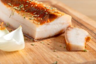 slanina fiarta in coji de ceapa cu usturoi se prepara extrem de simplu 694ad6e17d706