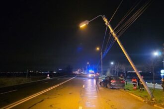un autoturism a intrat intr un stalp intre eforie nord si eforie sud soferul a fost transportat la spital 694b3293a780b