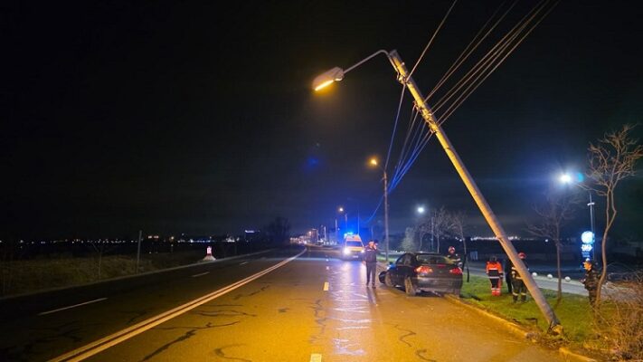 un autoturism a intrat intr un stalp intre eforie nord si eforie sud soferul a fost transportat la spital 694b64e3cd09a