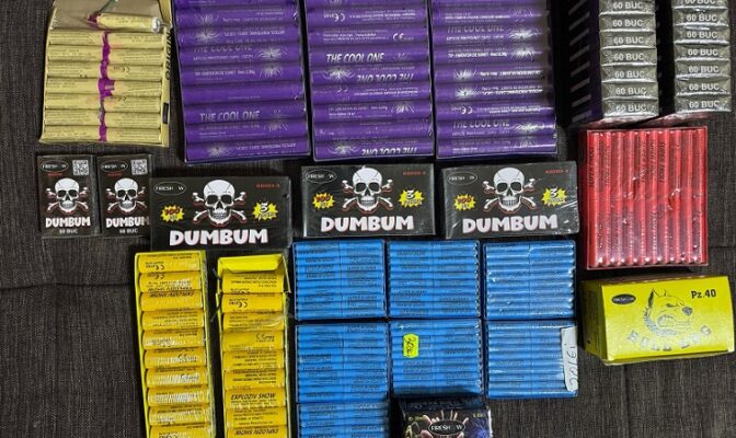 zeci de cutii cu articole pirotehnice din categoria p1 gasite asupra unui barbat in zona tomis nord 694913f7183a0