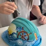 compania iulius a invitat elevii colegiului national de arte regina maria din constantasa se exprime artistic pe un sevalet atipic casti de protectie pe santier 6978dc632b816