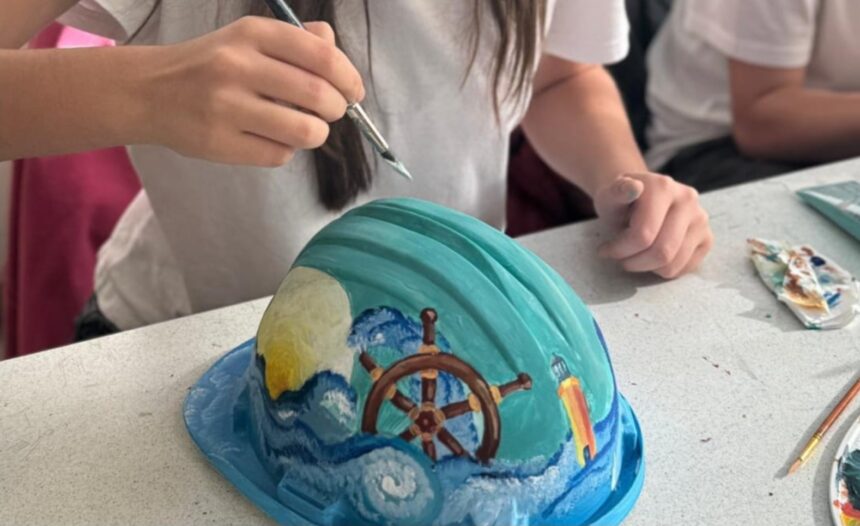 compania iulius a invitat elevii colegiului national de arte regina maria din constantasa se exprime artistic pe un sevalet atipic casti de protectie pe santier 6978dc632b816