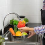 cum cureti corect fructele si legumele de pesticide greseala pe care o facem cu totii cand le spalam 696caf2b00e41